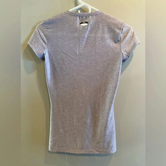 UNDER ARMOUR  EUC WOMENS EUC GRAY SHORT SLEEVE HEATGEAR TOP SHIRT TSHIRT… - Picture 3 of 4